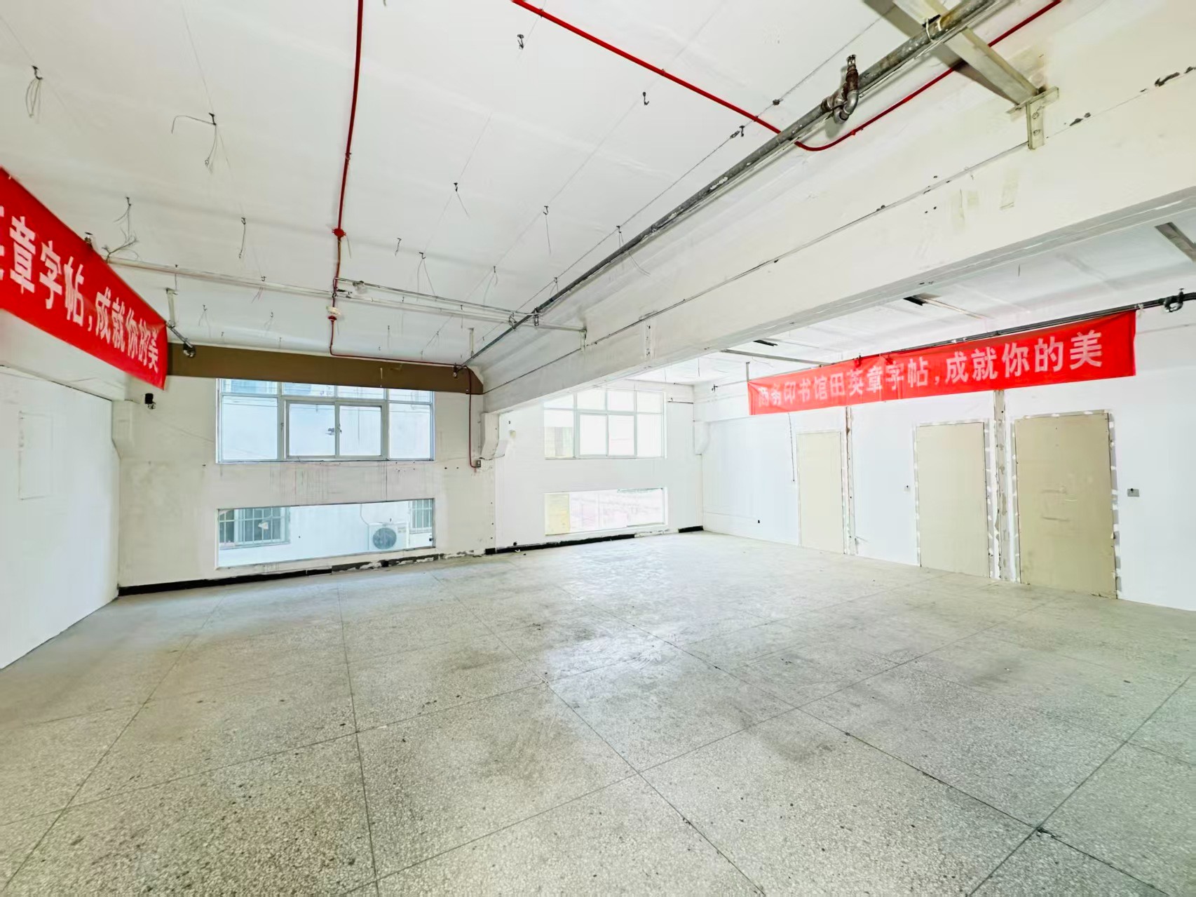 良家街重点吸引人工智能应用、数字经济、电商直播、智能制造服务、软件开发、科技创新企业及创业团队入驻